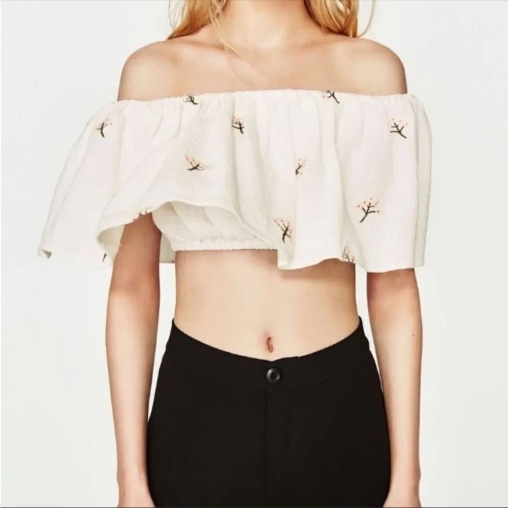 ZARA | White Off the Shoulder Ruffle Crop Top Embroidered Flowers Women’s Size L